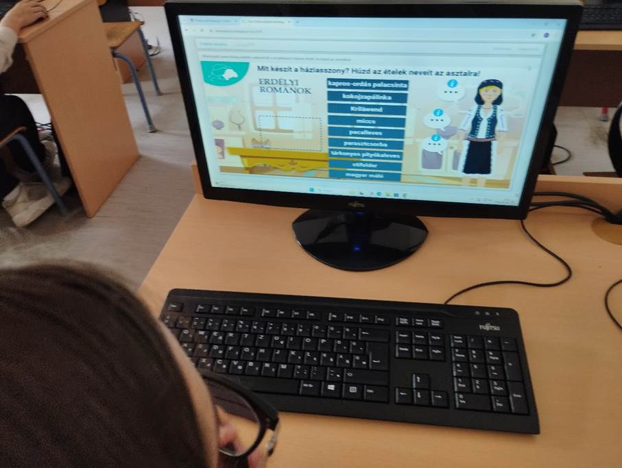 A k�pen sz�veg, fedett p�ly�s, Sz�m�t�g�p-billenty�zet, sz�m�t�g�p l�that�

Automatikusan gener�lt le�r�s