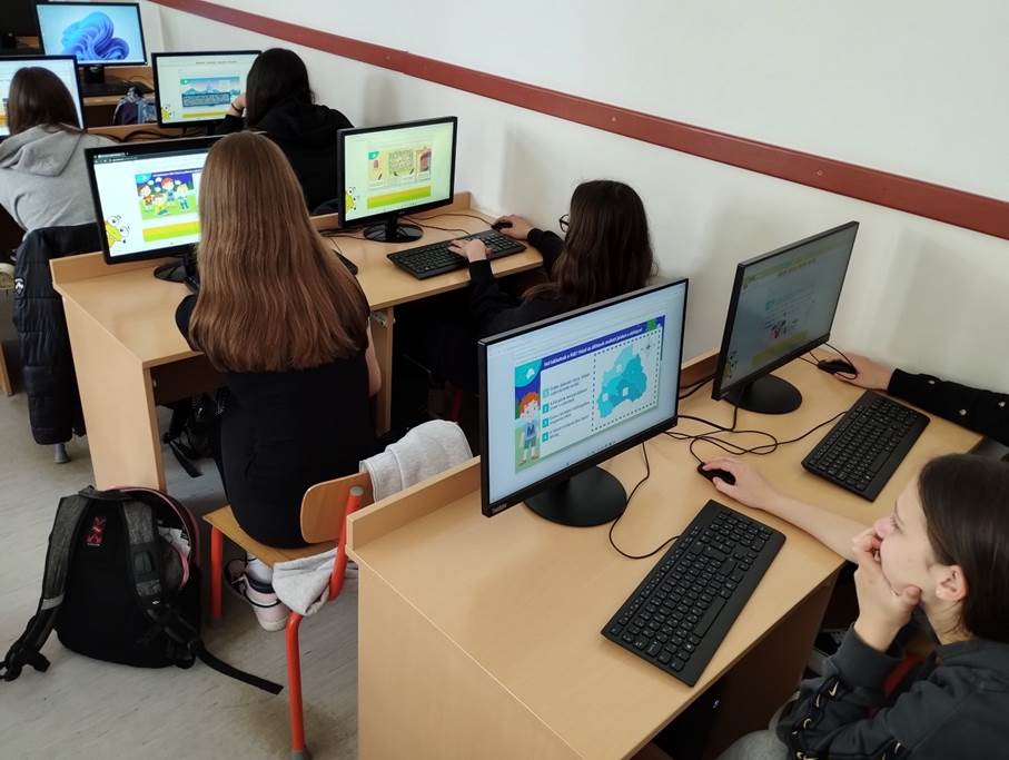 A k�pen fedett p�ly�s, sz�veg, Szem�lyi sz�m�t�g�p, ruh�zat l�that�

Automatikusan gener�lt le�r�s