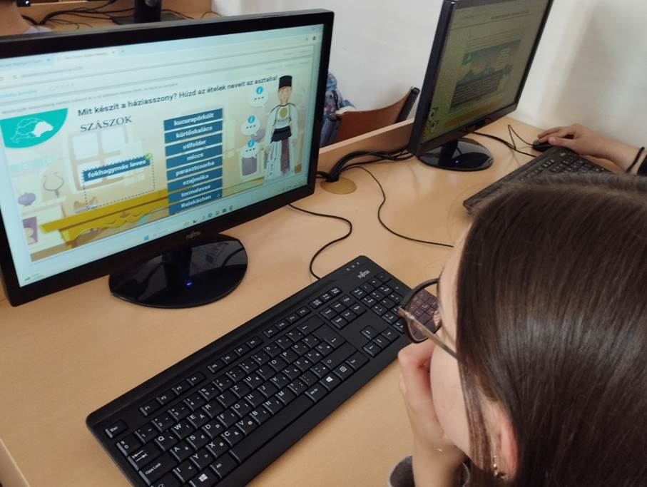 A k�pen fedett p�ly�s, sz�veg, Sz�m�t�g�p-billenty�zet, Szem�lyi sz�m�t�g�p l�that�

Automatikusan gener�lt le�r�s