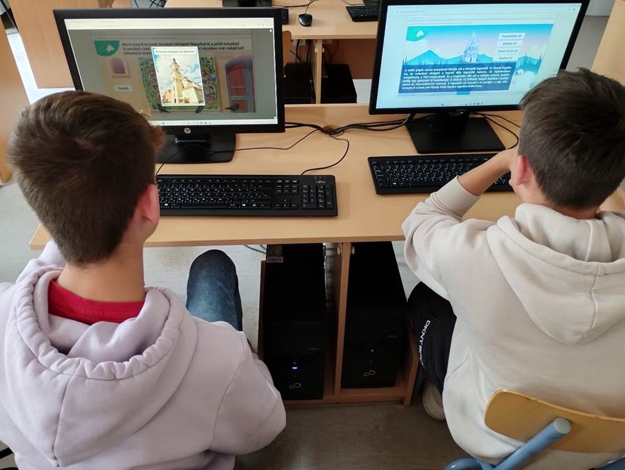 A k�pen sz�veg, fedett p�ly�s, szem�ly, ruh�zat l�that�

Automatikusan gener�lt le�r�s