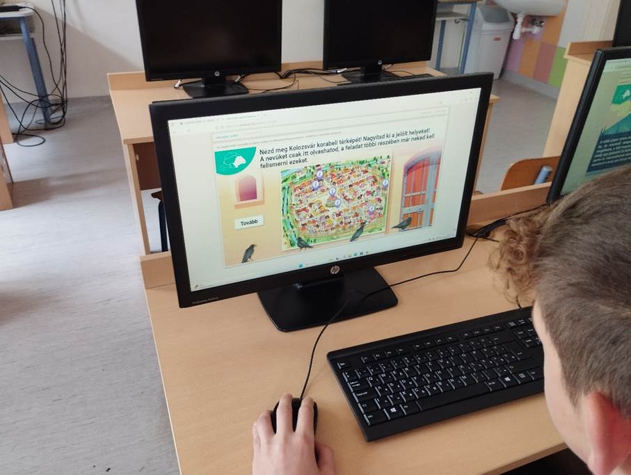 A k�pen sz�veg, fedett p�ly�s, Sz�m�t�g�p-monitor, Szem�lyi sz�m�t�g�p l�that�

Automatikusan gener�lt le�r�s