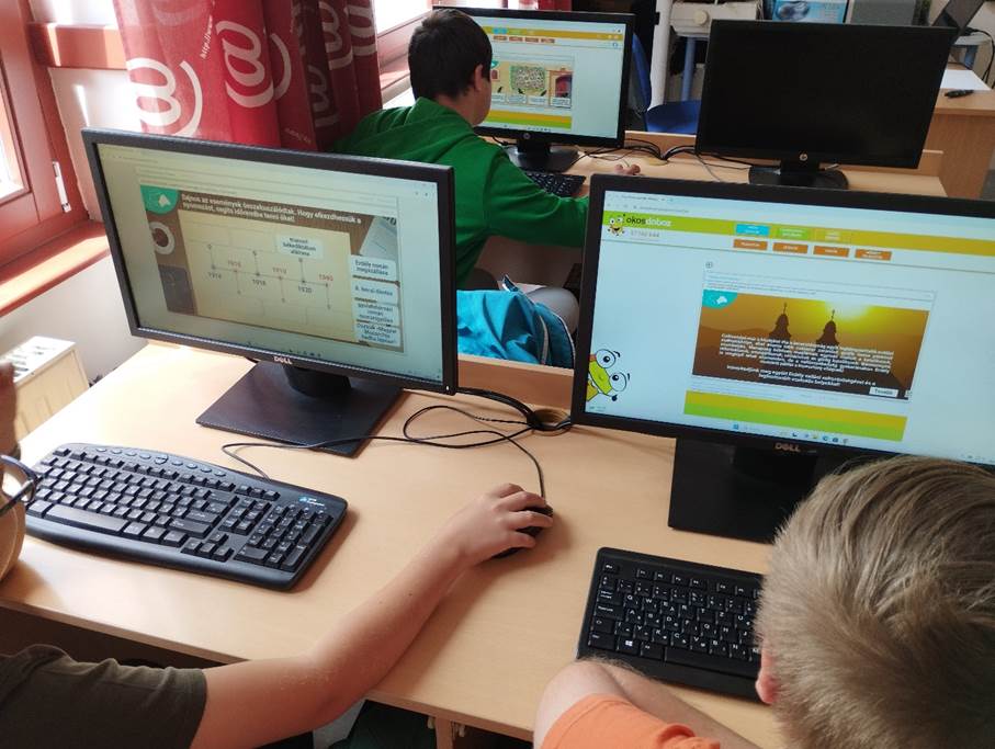 A k�pen sz�veg, fedett p�ly�s, Szem�lyi sz�m�t�g�p, Sz�m�t�g�p-billenty�zet l�that�

Automatikusan gener�lt le�r�s