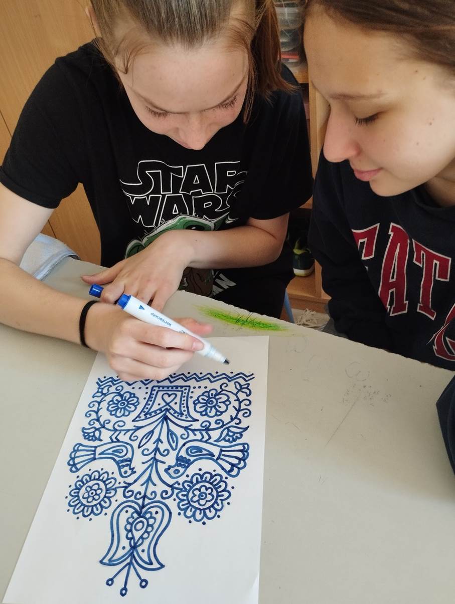 A k�pen rajz, ruh�zat, szem�ly, Gyermekrajz l�that�

Automatikusan gener�lt le�r�s