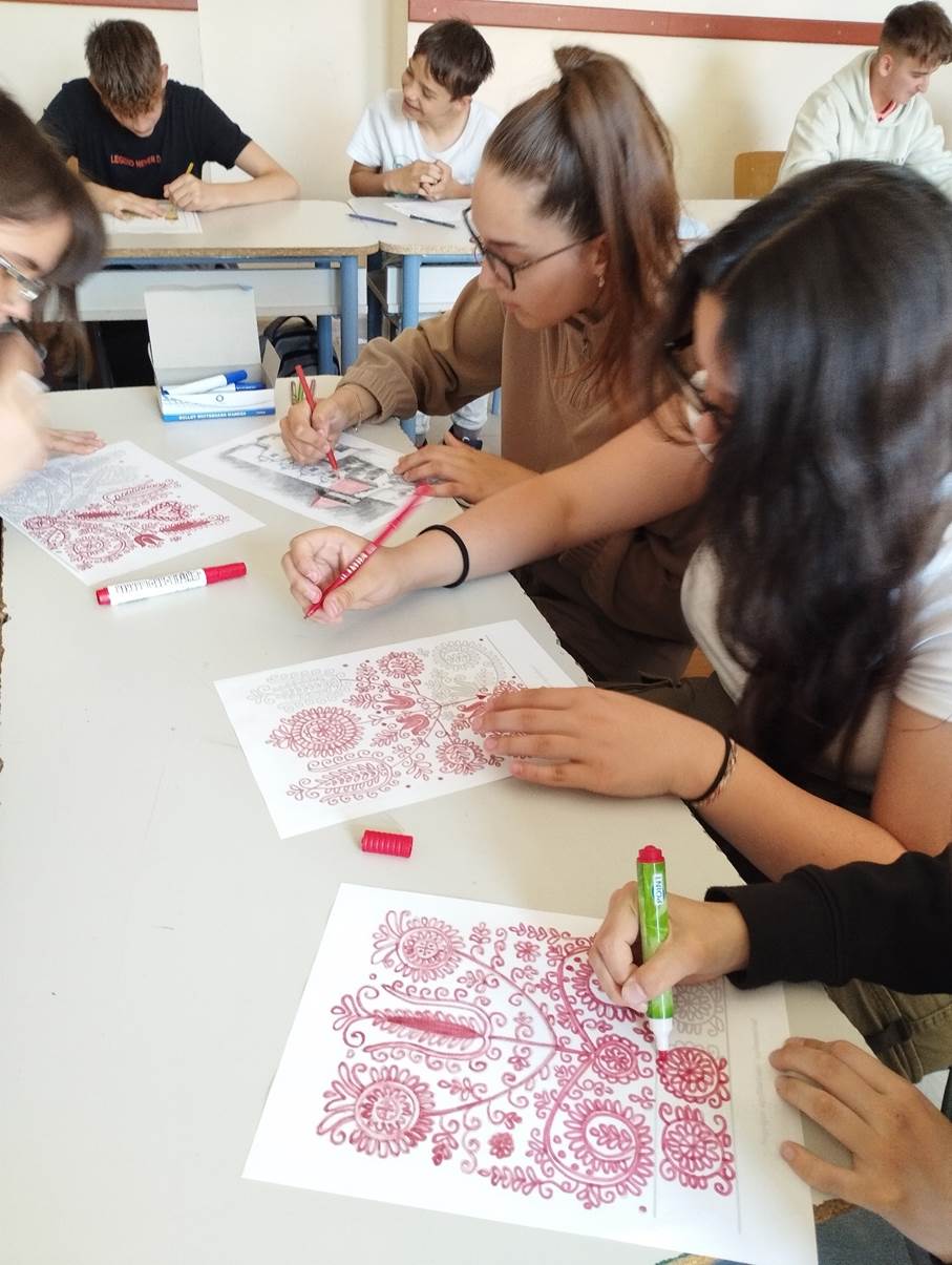 A k�pen ruh�zat, szem�ly, Emberi arc, n� l�that�

Automatikusan gener�lt le�r�s