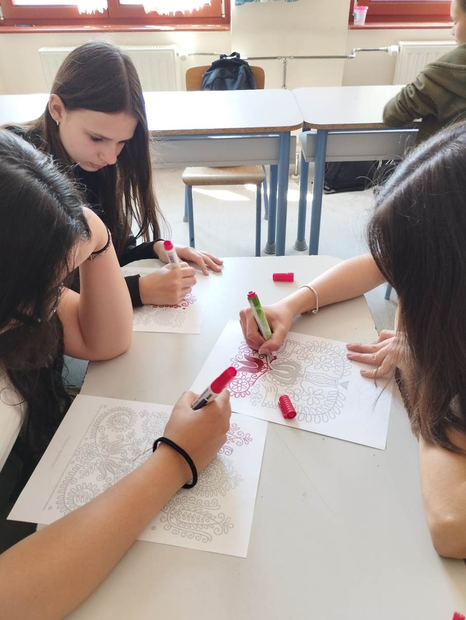 A k�pen szem�ly, ruh�zat, Tanul�s, fedett p�ly�s l�that�

Automatikusan gener�lt le�r�s