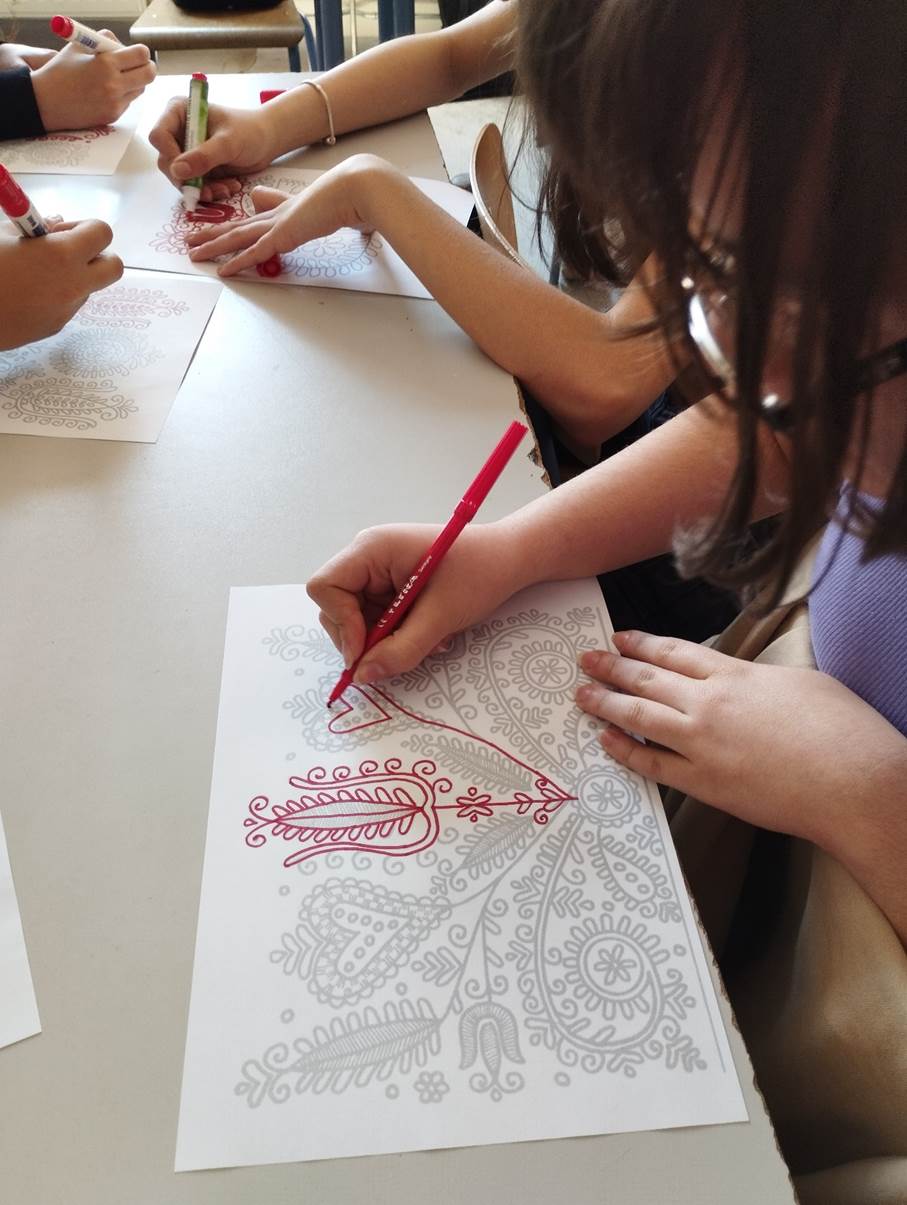 A k�pen szem�ly, rajz, ruh�zat, Gyermekrajz l�that�

Automatikusan gener�lt le�r�s