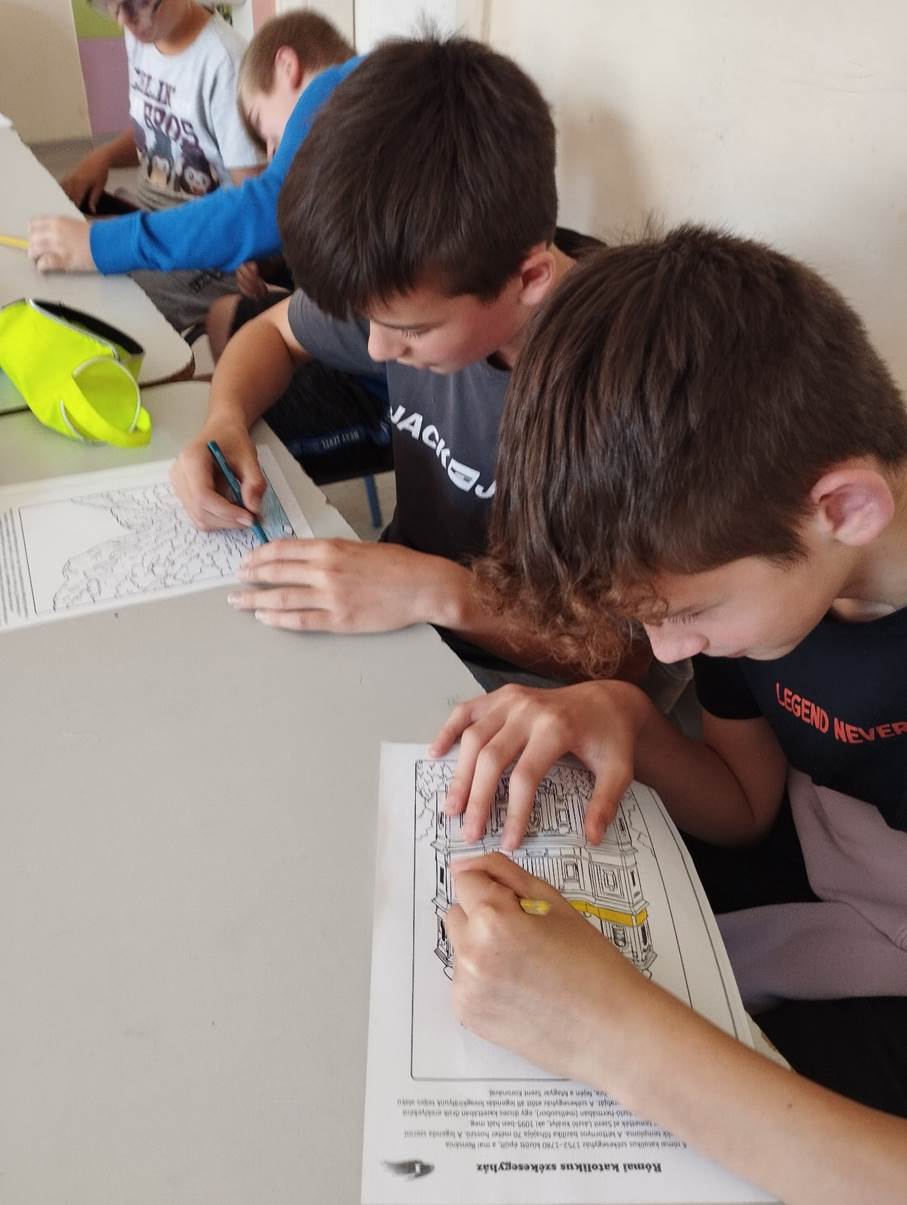 A k�pen szem�ly, ruh�zat, Tanul�s, Emberi arc l�that�

Automatikusan gener�lt le�r�s