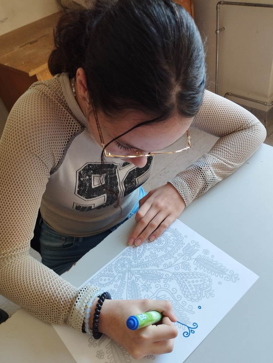 A k�pen szem�ly, rajz, irodaszerek, ruh�zat l�that�

Automatikusan gener�lt le�r�s