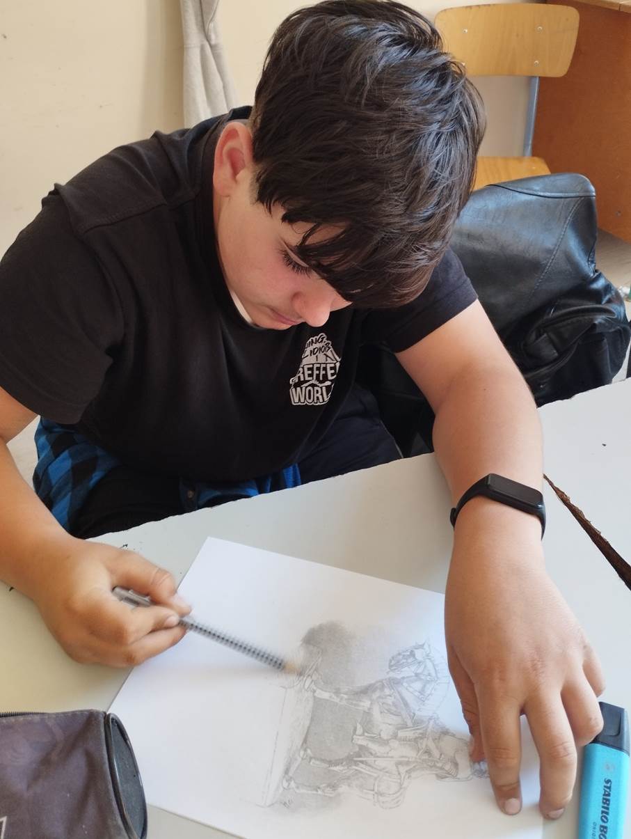 A k�pen szem�ly, ruh�zat, irodaszerek, rajz l�that�

Automatikusan gener�lt le�r�s