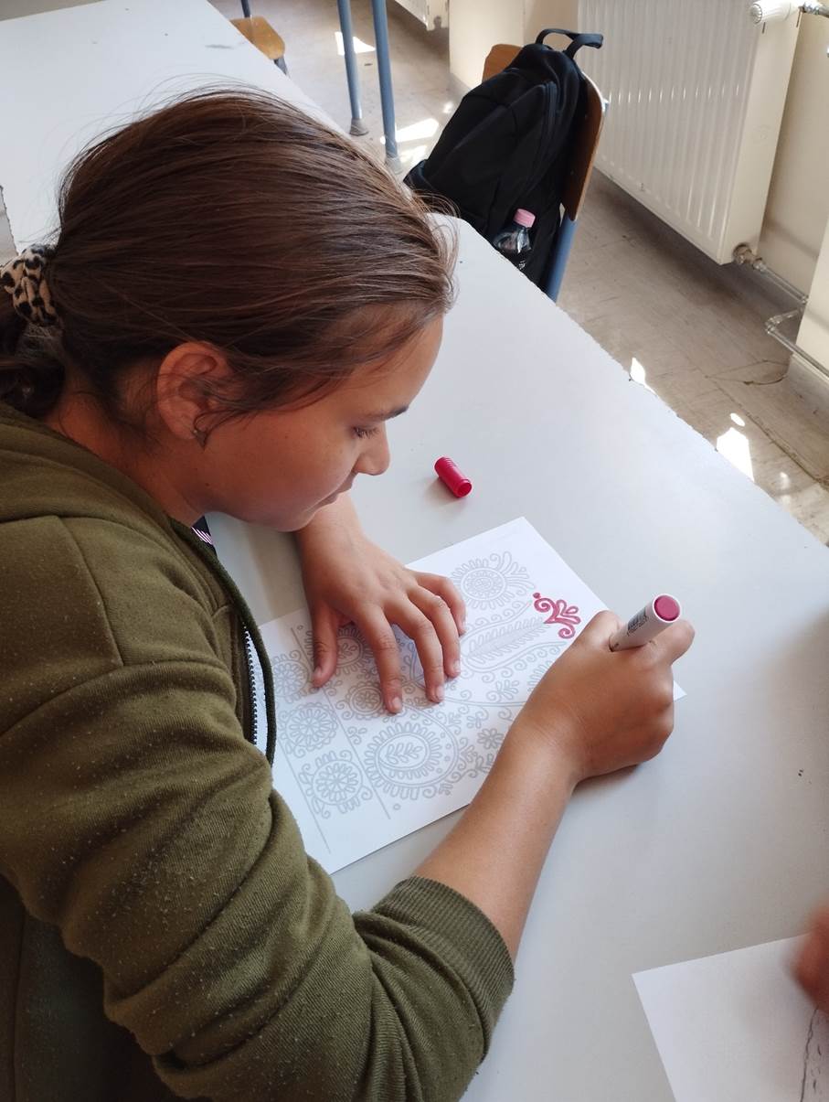 A k�pen szem�ly, ruh�zat, fedett p�ly�s, Tanul�s l�that�

Automatikusan gener�lt le�r�s