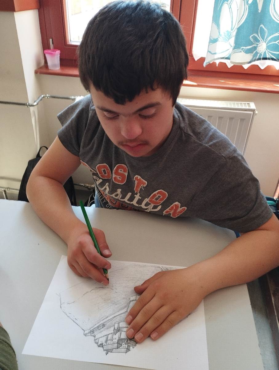 A k�pen szem�ly, rajz, Gyermekrajz, ruh�zat l�that�

Automatikusan gener�lt le�r�s