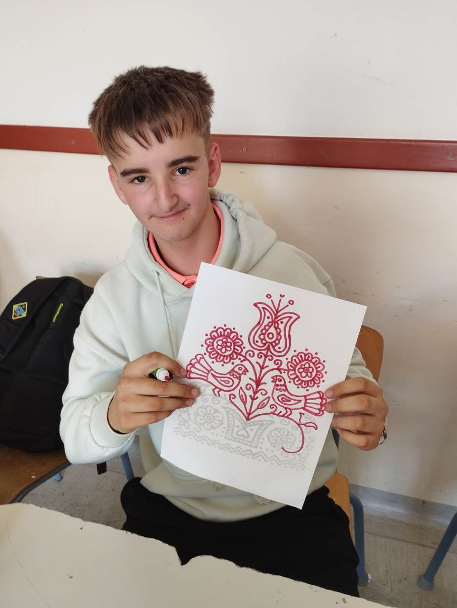 A k�pen szem�ly, ruh�zat, Emberi arc, fal l�that�

Automatikusan gener�lt le�r�s