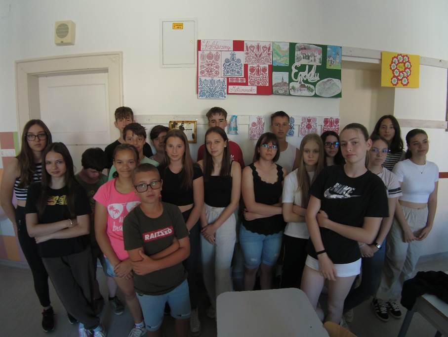 A k�pen ruh�zat, Emberi arc, szem�ly, fal l�that�

Automatikusan gener�lt le�r�s