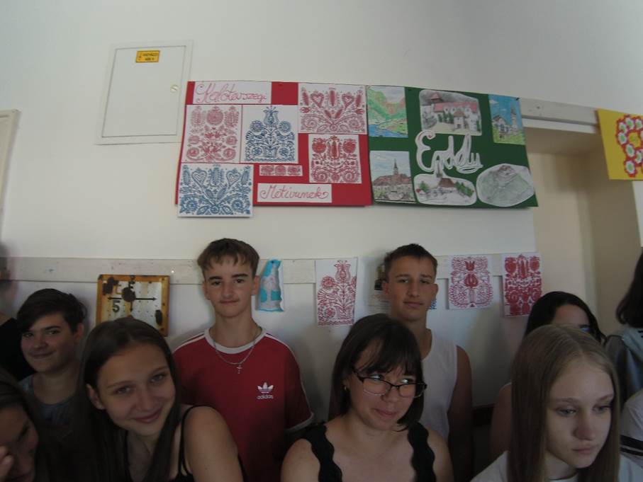 A k�pen Emberi arc, ruh�zat, fal, szem�ly l�that�

Automatikusan gener�lt le�r�s