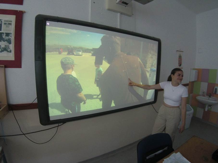 A k�pen fedett p�ly�s, fal, ruh�zat, szem�ly l�that�

Automatikusan gener�lt le�r�s