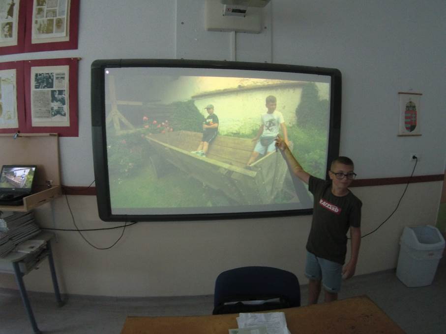 A k�pen fedett p�ly�s, fal, b�torok, ruh�zat l�that�

Automatikusan gener�lt le�r�s