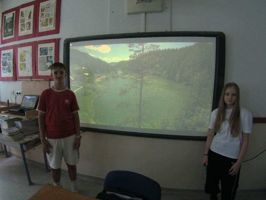 A k�pen ruh�zat, fedett p�ly�s, fal, szem�ly l�that�

Automatikusan gener�lt le�r�s