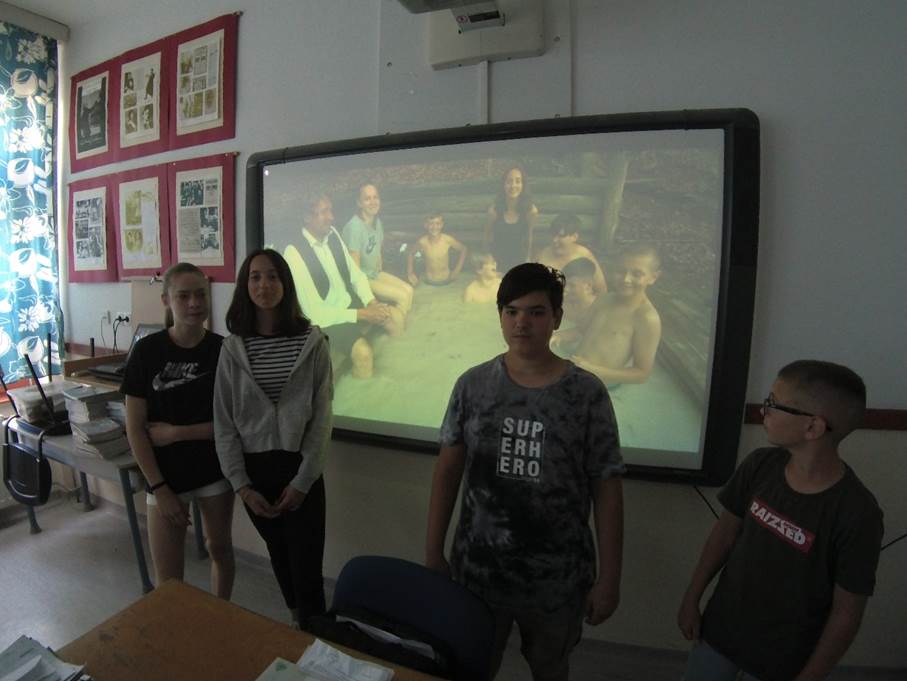 A k�pen ruh�zat, fedett p�ly�s, szem�ly, fal l�that�

Automatikusan gener�lt le�r�s