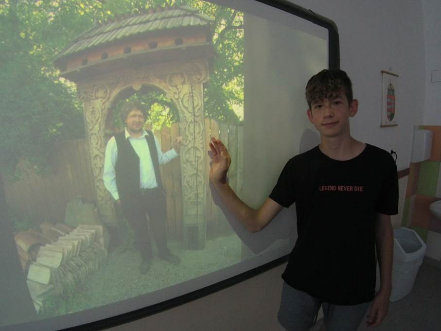 A k�pen ruh�zat, szem�ly, Emberi arc, fal l�that�

Automatikusan gener�lt le�r�s