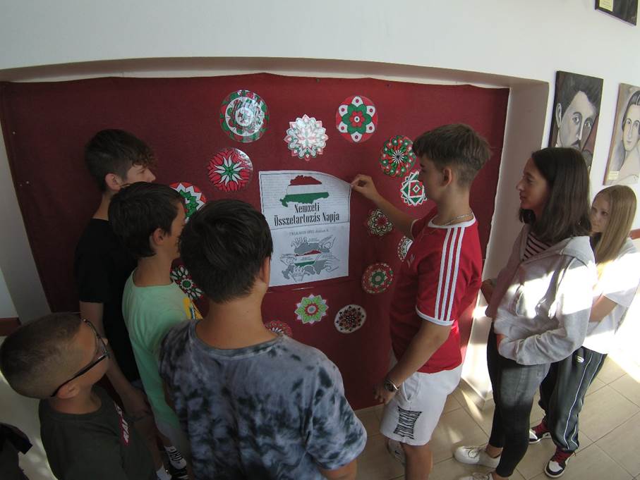 A k�pen ruh�zat, szem�ly, Emberi arc, fal l�that�

Automatikusan gener�lt le�r�s