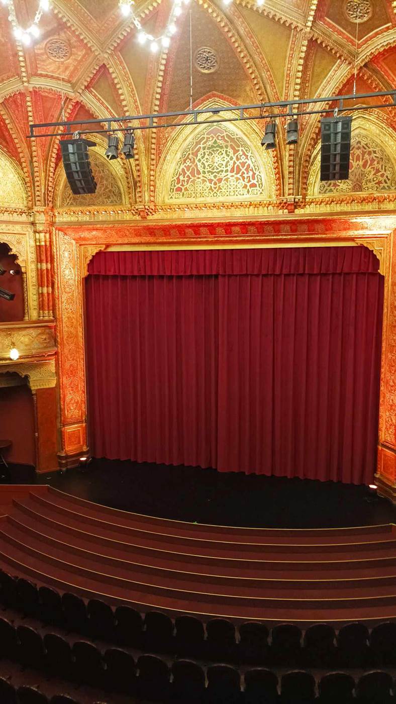 A k�pen Sz�nh�z, M�v�szeti k�zpont, fedett p�ly�s, �p�let l�that�

Automatikusan gener�lt le�r�s