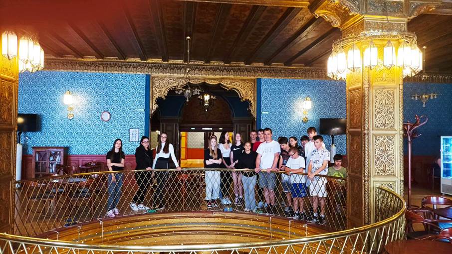 A k�pen fedett p�ly�s, fal, ruh�zat, b�torok l�that�

Automatikusan gener�lt le�r�s