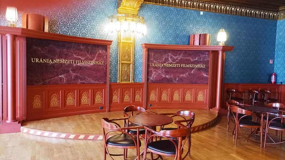 A k�pen fedett p�ly�s, b�torok, fal, padl� l�that�

Automatikusan gener�lt le�r�s