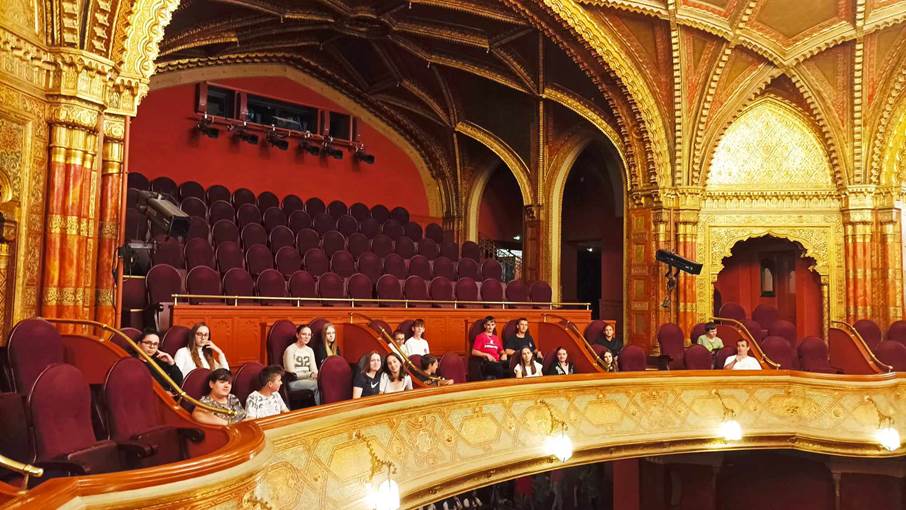 A k�pen fedett p�ly�s, sz�nh�z, Sz�nh�z, M�v�szeti k�zpont l�that�

Automatikusan gener�lt le�r�s