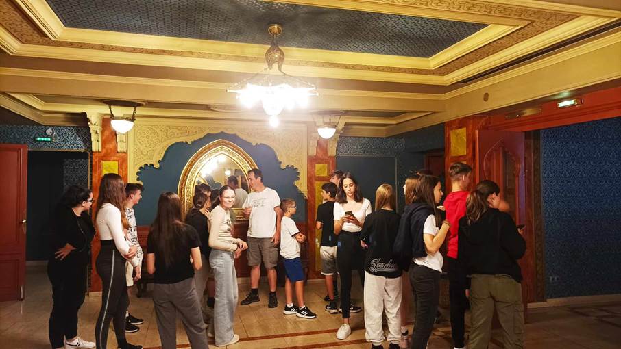 A k�pen ruh�zat, szem�ly, l�bbelik, emberek l�that�

Automatikusan gener�lt le�r�s