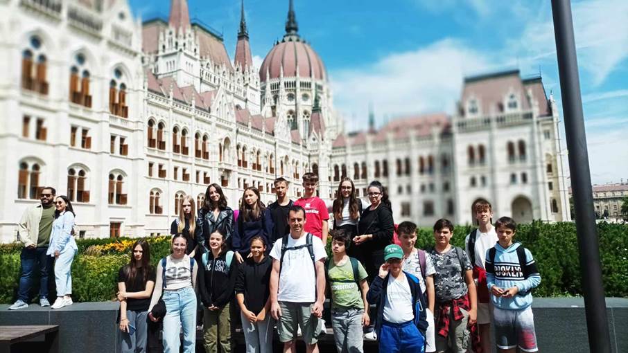 A k�pen k�lt�ri, ruh�zat, �g, szem�ly l�that�

Automatikusan gener�lt le�r�s