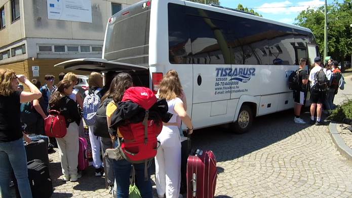 A k�pen k�lt�ri, k�zleked�s, j�rm�, ruh�zat l�that�

Automatikusan gener�lt le�r�s