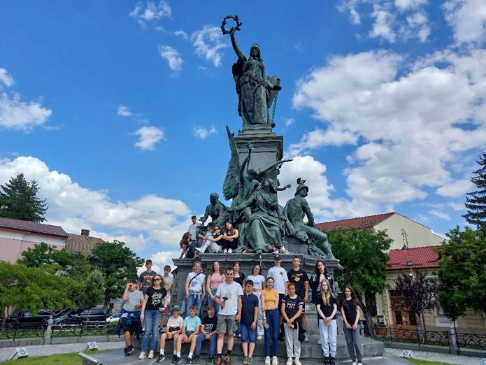 A k�pen k�lt�ri, �g, felh�, fa l�that�

Automatikusan gener�lt le�r�s