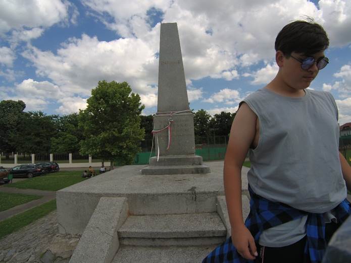 A k�pen k�lt�ri, �g, felh�, szem�ly l�that�

Automatikusan gener�lt le�r�s