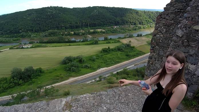 A k�pen k�lt�ri, �g, szem�ly, ruh�zat l�that�

Automatikusan gener�lt le�r�s