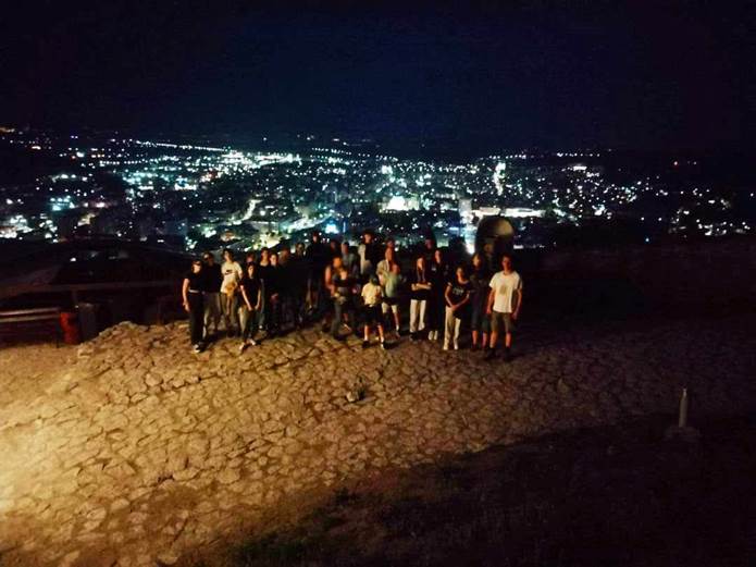 Lehet, hogy egy k�p err�l: 9 ember �s t�meg