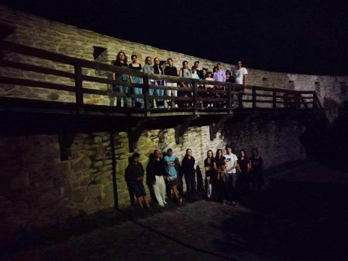 Lehet, hogy egy k�p err�l: 13 ember �s Mostari �reg-h�d