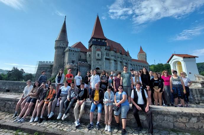 A k�pen �g, k�lt�ri, felh�, emberek l�that�

Automatikusan gener�lt le�r�s