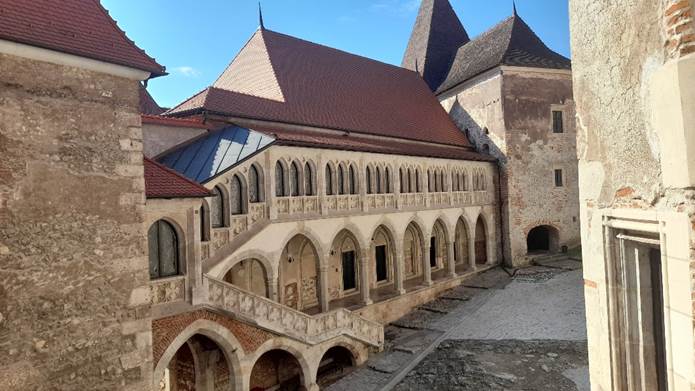 A k�pen k�lt�ri, �g, �p�let, K�z�pkori �p�t�szet l�that�

Automatikusan gener�lt le�r�s