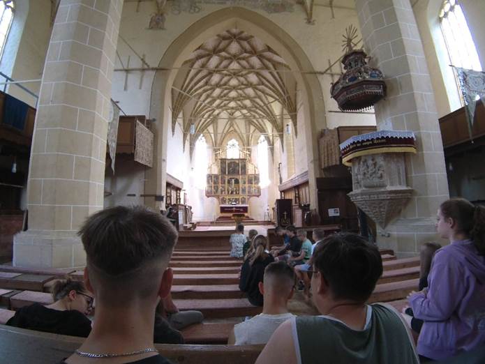 A k�pen szem�ly, ruh�zat, Emberi arc, templom l�that�

Automatikusan gener�lt le�r�s