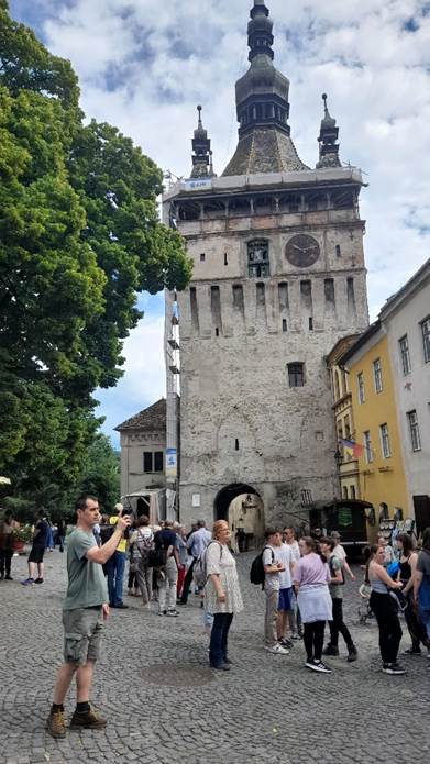 A k�pen k�lt�ri, felh�, �g, l�bbelik l�that�

Automatikusan gener�lt le�r�s