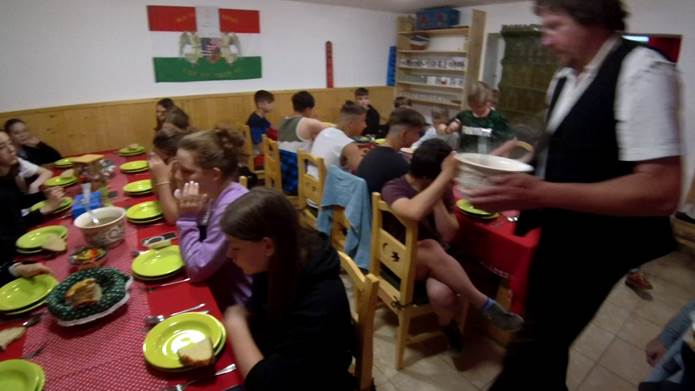 A k�pen ruh�zat, szem�ly, fedett p�ly�s, fal l�that�

Automatikusan gener�lt le�r�s