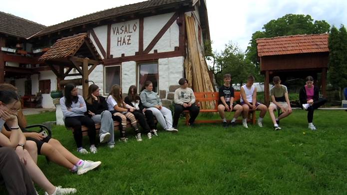 A k�pen k�lt�ri, f�, szem�ly, �g l�that�

Automatikusan gener�lt le�r�s