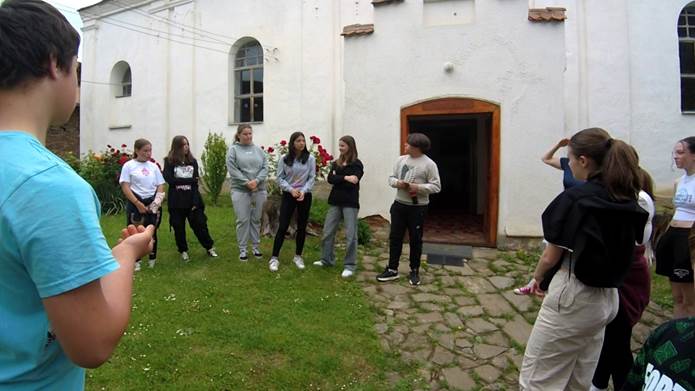 A k�pen ruh�zat, szem�ly, f�, k�lt�ri l�that�

Automatikusan gener�lt le�r�s