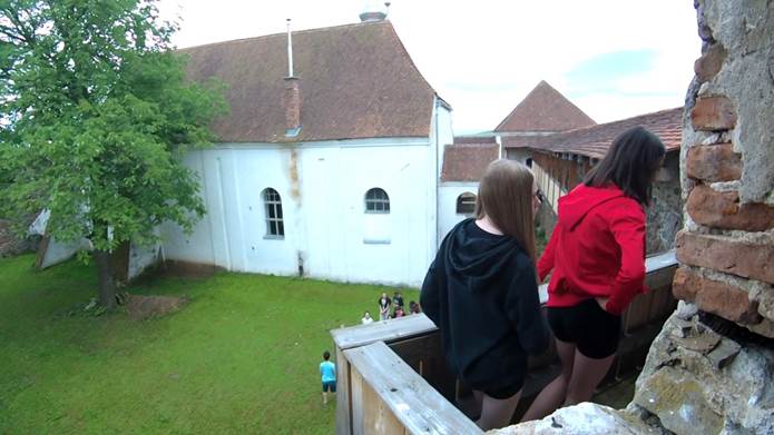 A k�pen k�lt�ri, ruh�zat, �g, fa l�that�

Automatikusan gener�lt le�r�s