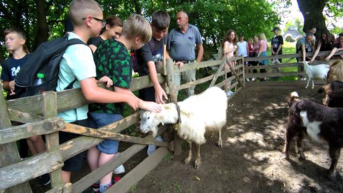 A k�pen k�lt�ri, szem�ly, kecske, fa l�that�

Automatikusan gener�lt le�r�s