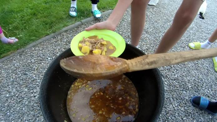 A k�pen szem�ly, l�bbelik, �tel, talaj l�that�

Automatikusan gener�lt le�r�s