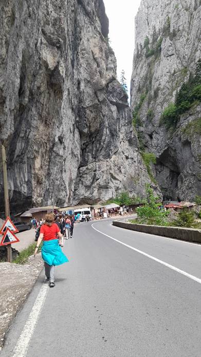 A k�pen k�lt�ri, term�szet, hegy, talaj l�that�

Automatikusan gener�lt le�r�s