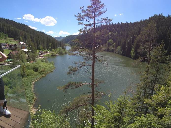 A k�pen k�lt�ri, �g, felh�, erd� l�that�

Automatikusan gener�lt le�r�s