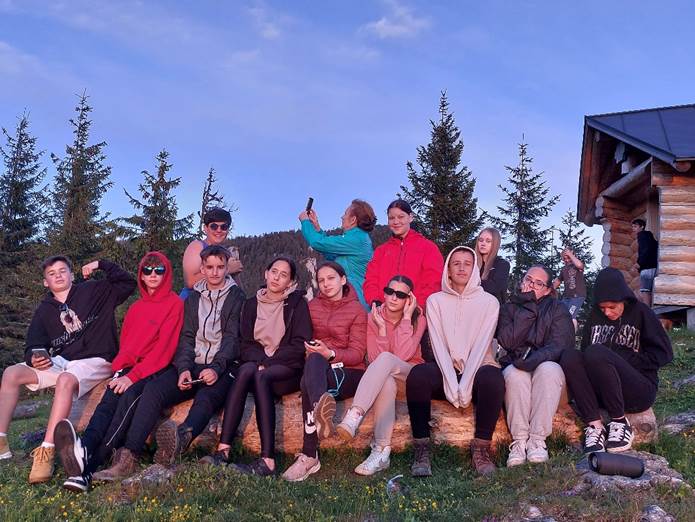 A k�pen ruh�zat, k�lt�ri, �g, szem�ly l�that�

Automatikusan gener�lt le�r�s