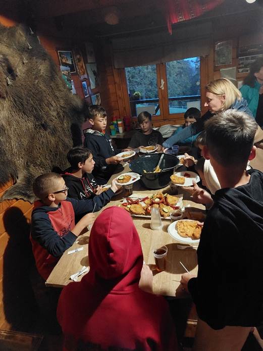 A k�pen ruh�zat, szem�ly, l�bbelik, Emberi arc l�that�

Automatikusan gener�lt le�r�s